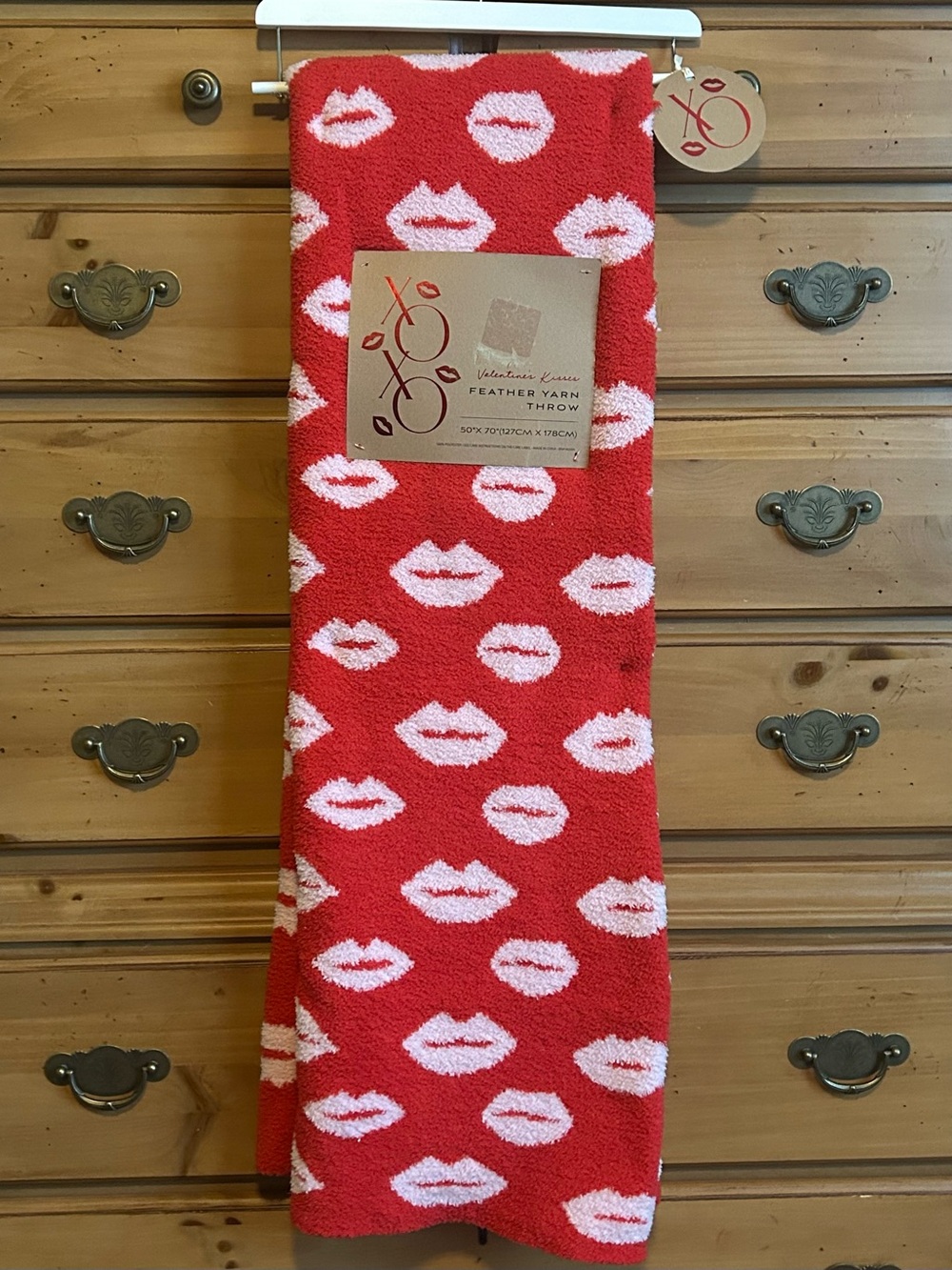 Plush “Kiss” Reversible Throw Valentine Kisses Feather Yarn Blanket New with Tag